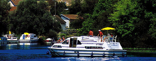 self drive canal boats Fontenoy-le-Château